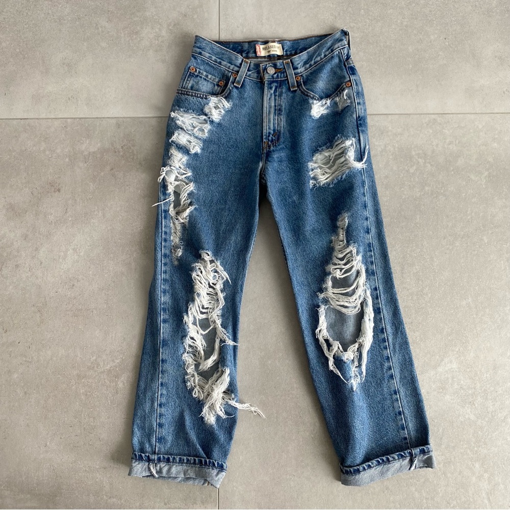 LEVI’S DISTRESSED JEANS